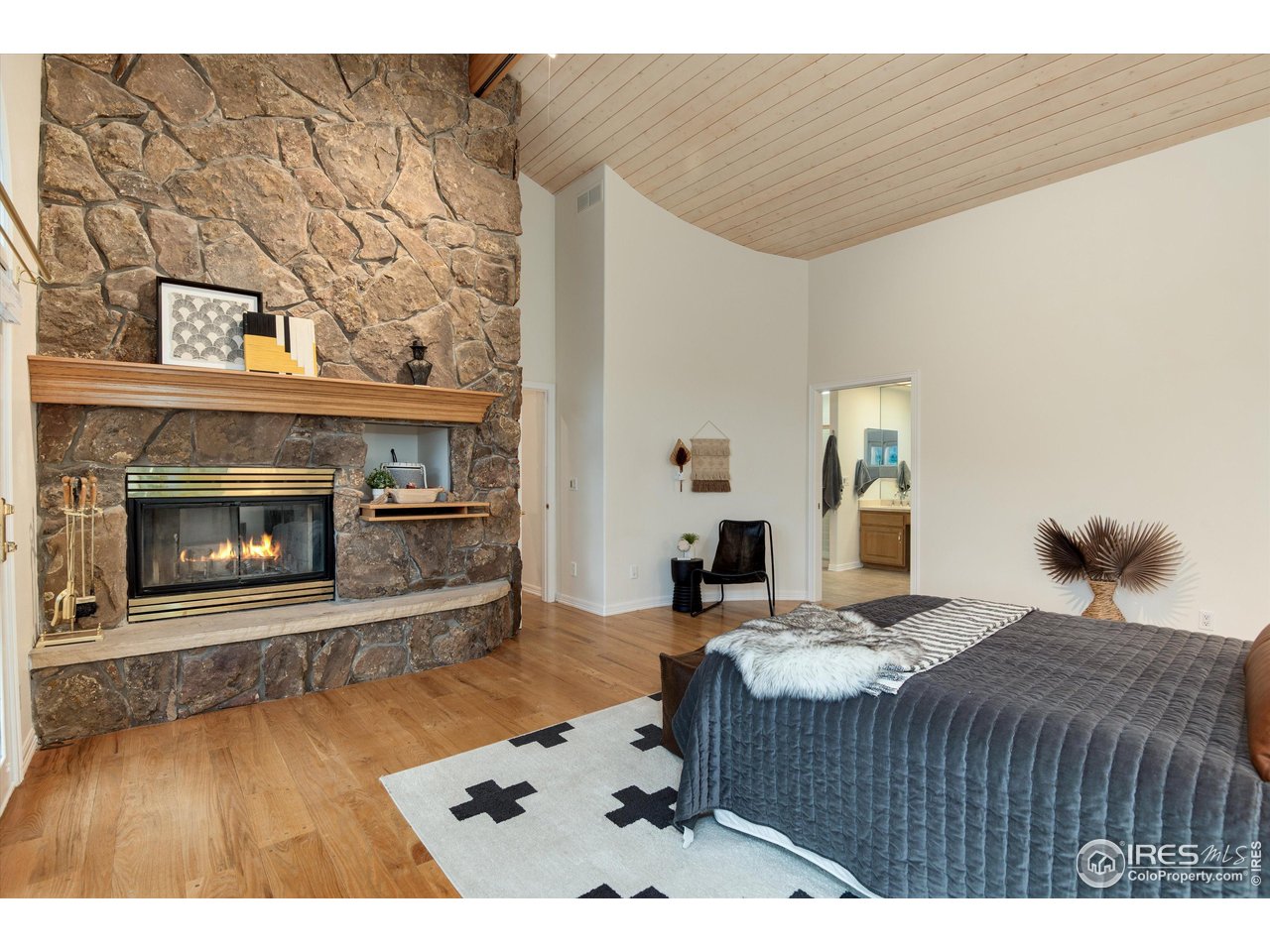 142 Meadowlook Way Boulder, CO 80304 - Photo 22 of 40 Enormous Primary Bedroom