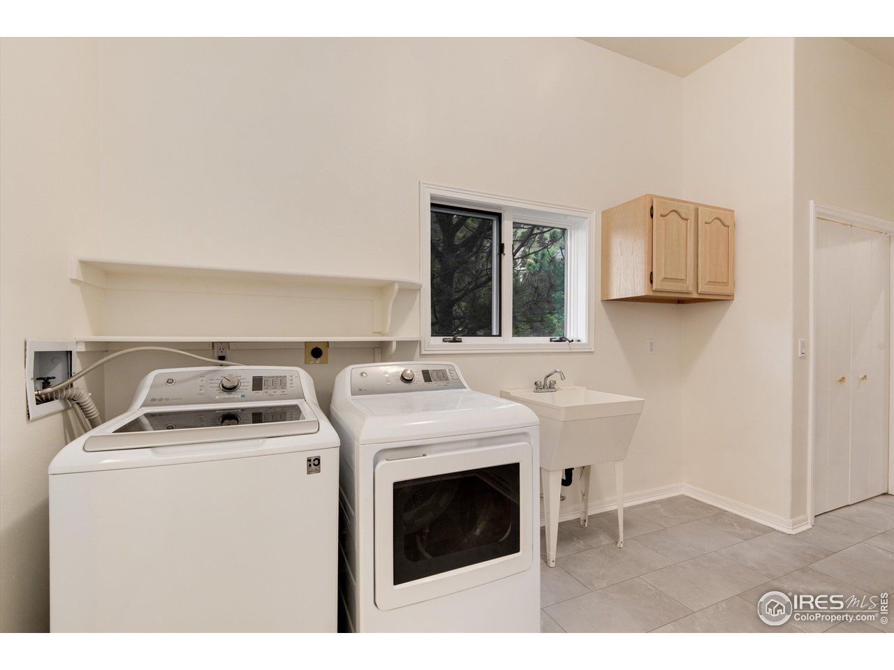 142 Meadowlook Way Boulder, CO 80304 - Photo 26 of 40 Main Floor Laundry with Sink