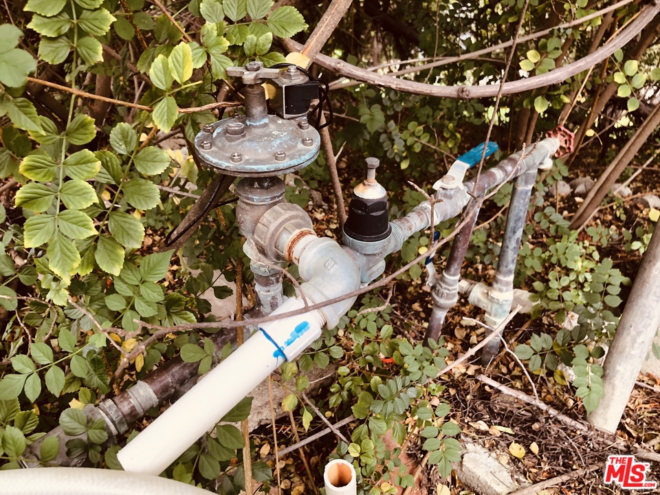 20526 Callon Drive Topanga, CA 90290 - Photo 20 of 30 a view of a chairs and table in a patio