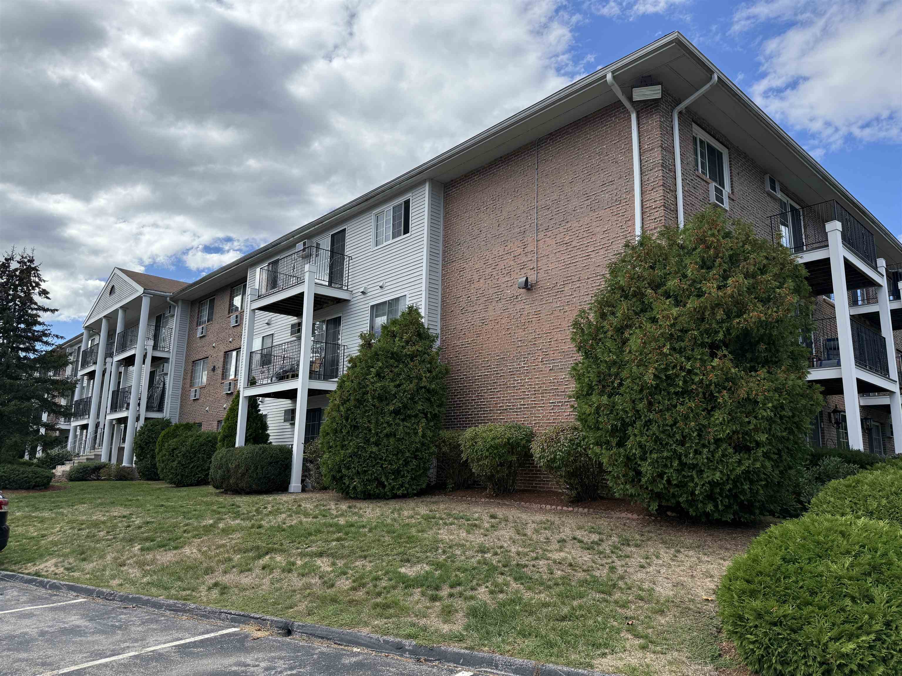 383 Huse Road, Unit 5 Manchester, NH 03103 - Photo 1 of 37