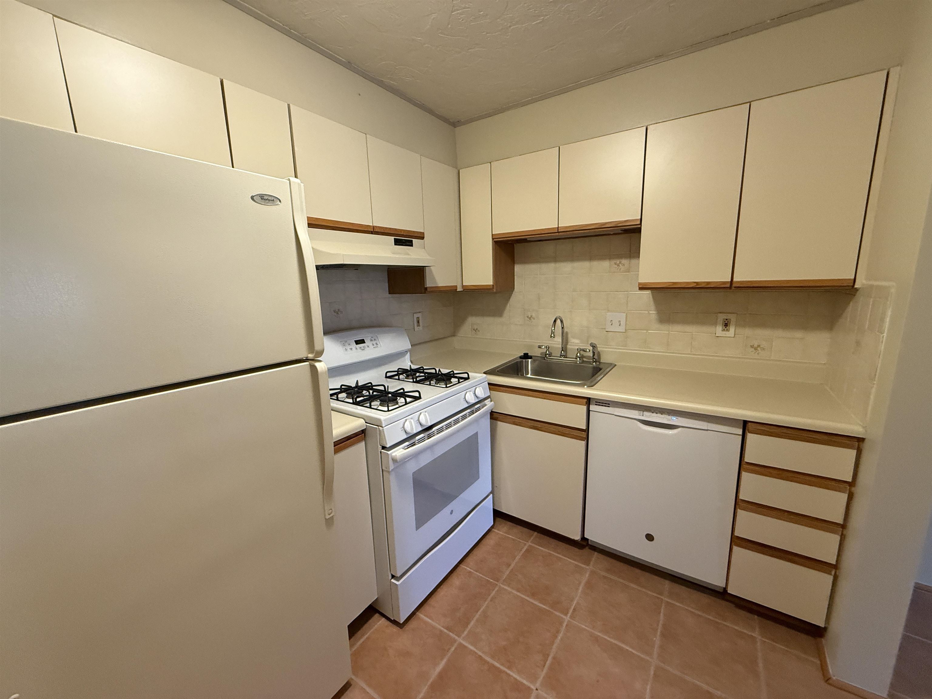 383 Huse Road, Unit 5 Manchester, NH 03103 - Photo 11 of 37