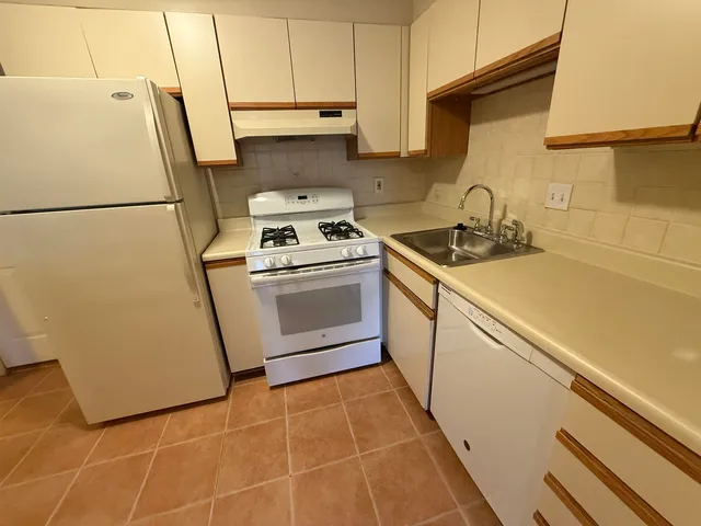 $1,708 | 383 Huse Road, Unit 5, Manchester, NH 03103