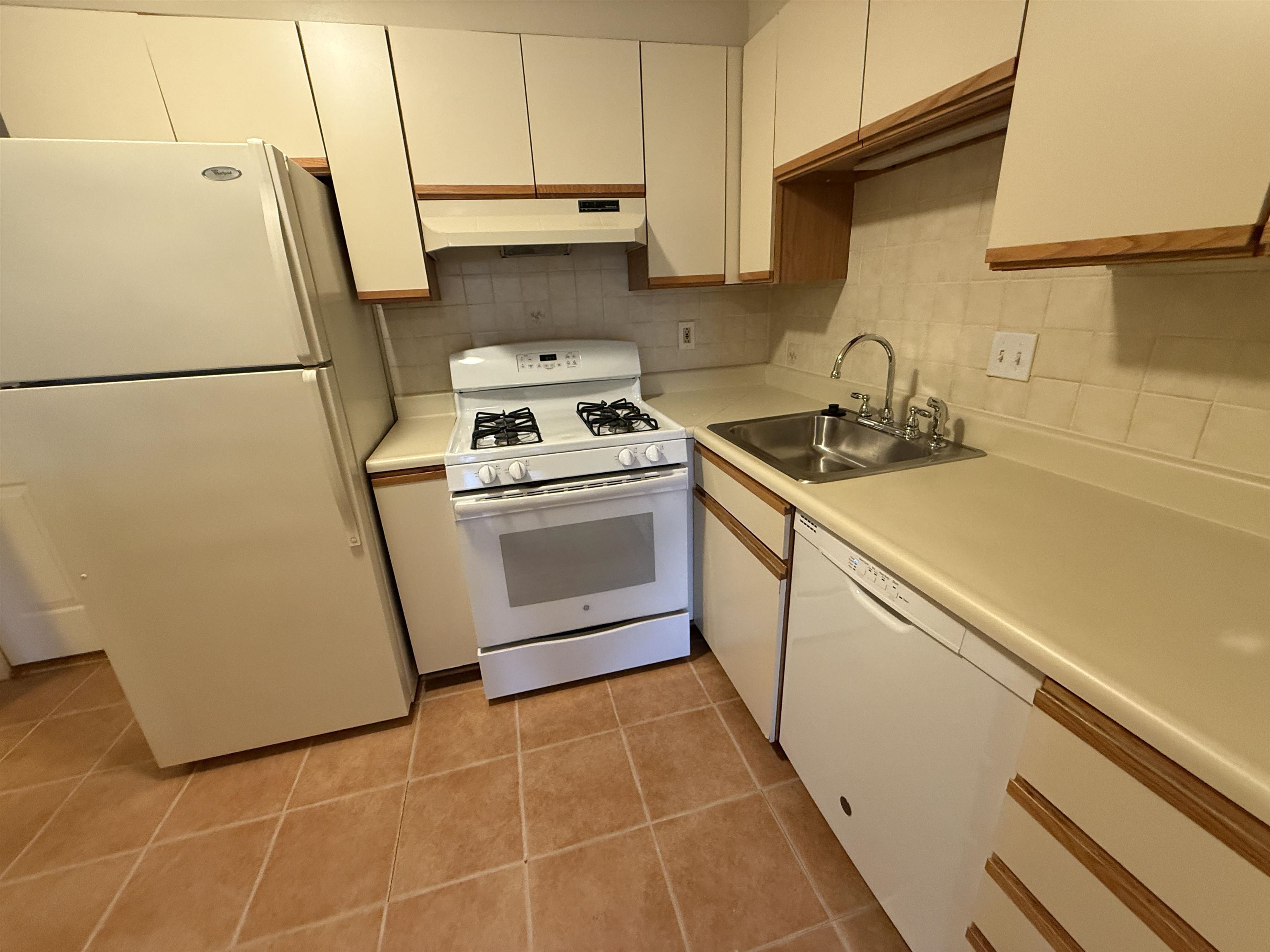 383 Huse Road, Unit 5 Manchester, NH 03103 - Photo 12 of 37