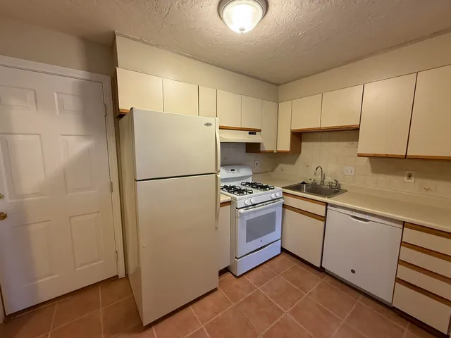 $1,708 | 383 Huse Road, Unit 5, Manchester, NH 03103