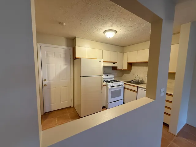 $1,708 | 383 Huse Road, Unit 5, Manchester, NH 03103