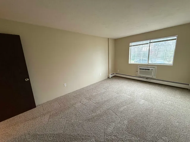 $1,708 | 383 Huse Road, Unit 5, Manchester, NH 03103