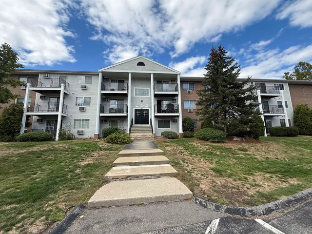 $1,708 | 383 Huse Road, Unit 5, Manchester, NH 03103