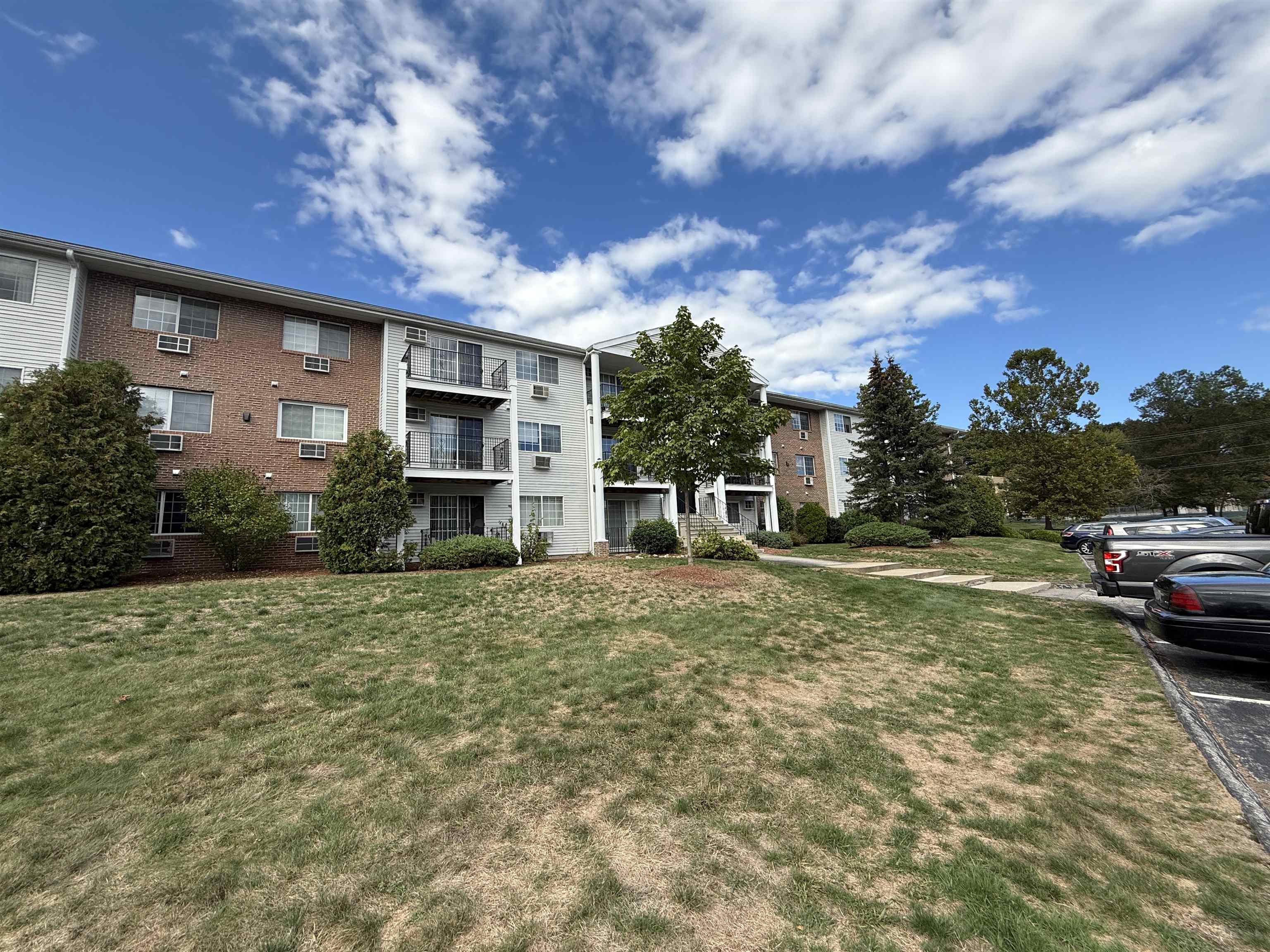 383 Huse Road, Unit 5 Manchester, NH 03103 - Photo 4 of 37