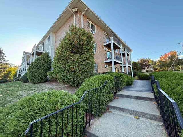 $1,708 | 383 Huse Road, Unit 5, Manchester, NH 03103