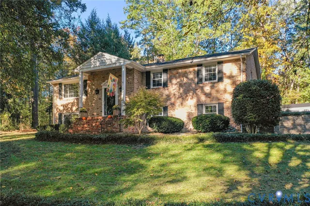 a view of a house with backyard and garden