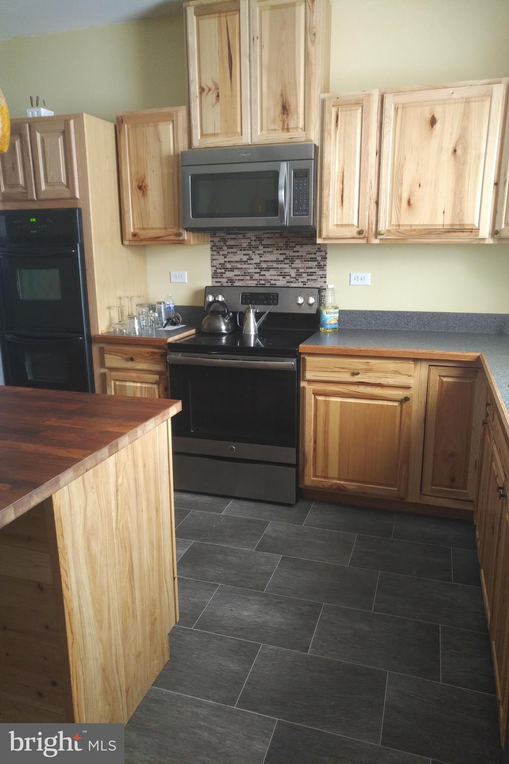 18921 Atlanta Road Bridgeville, DE 19933 - Photo 7 of 22 Range with oven, plus wall oven