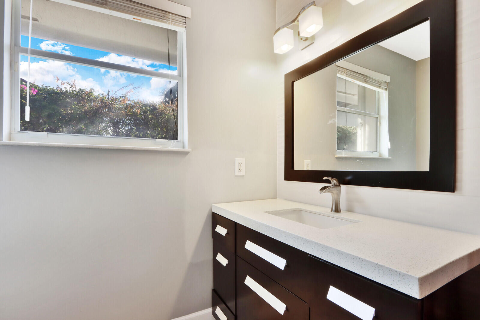 42 Ocean Drive Jupiter Inlet Colony, FL 33469 - Photo 26 of 36 Guest Bathroom