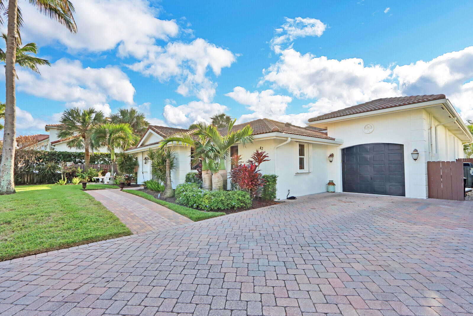 42 Ocean Drive Jupiter Inlet Colony, FL 33469 - Photo 4 of 36 Driveway
