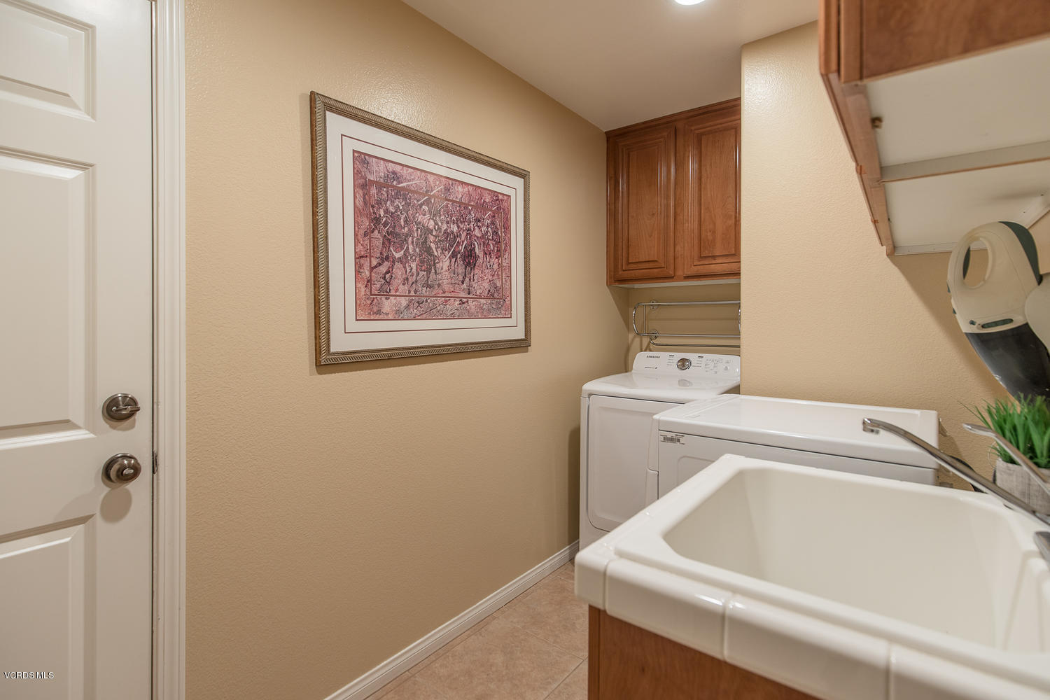 14410 Peach Hill Road Moorpark, CA 93021 - Photo 25 of 45 a bathroom with a sink and a tub