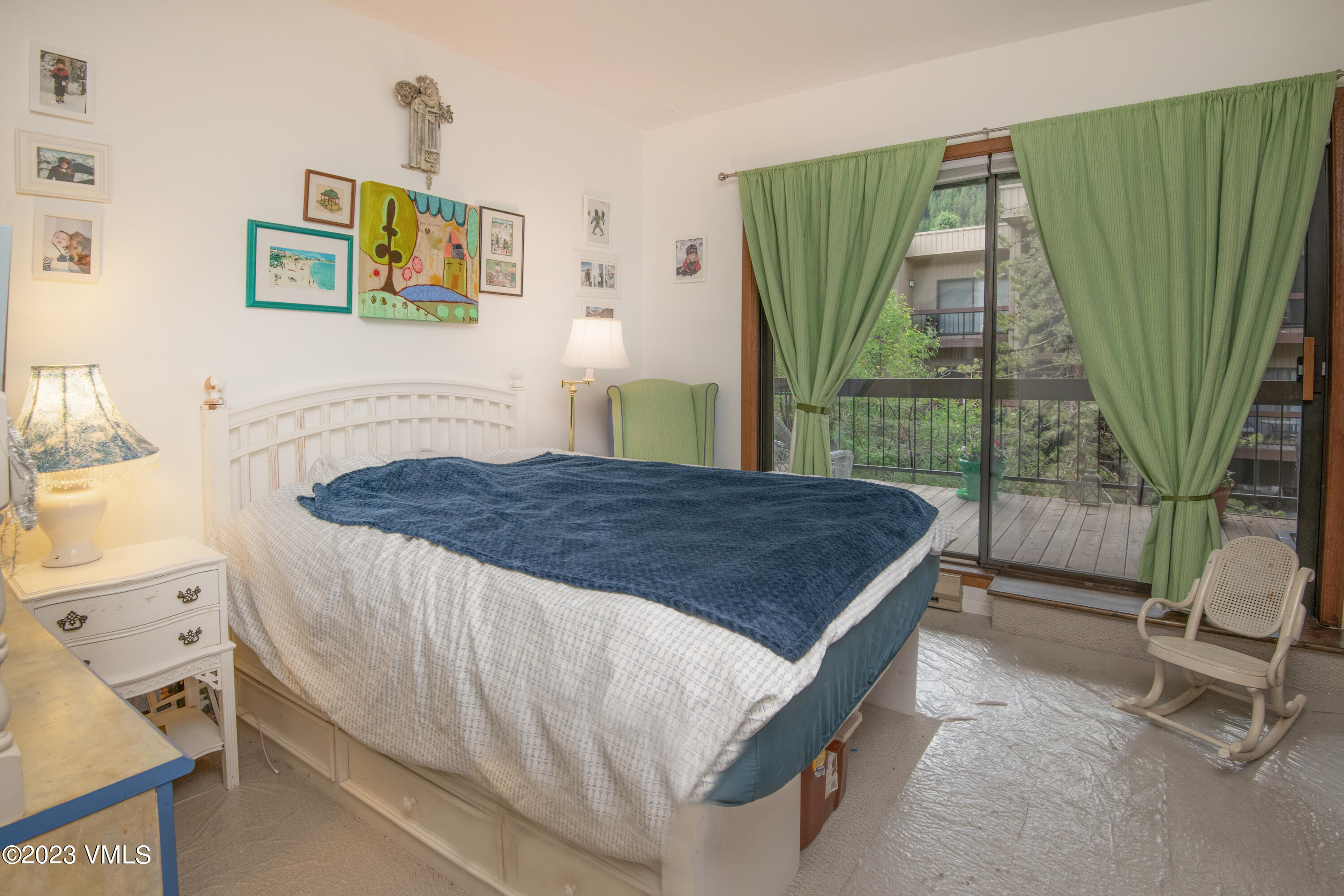 39377 Highway 6, Unit E205 Eagle Vail, CO 81620 - Photo 19 of 40 a bed sitting in a bedroom next to a window