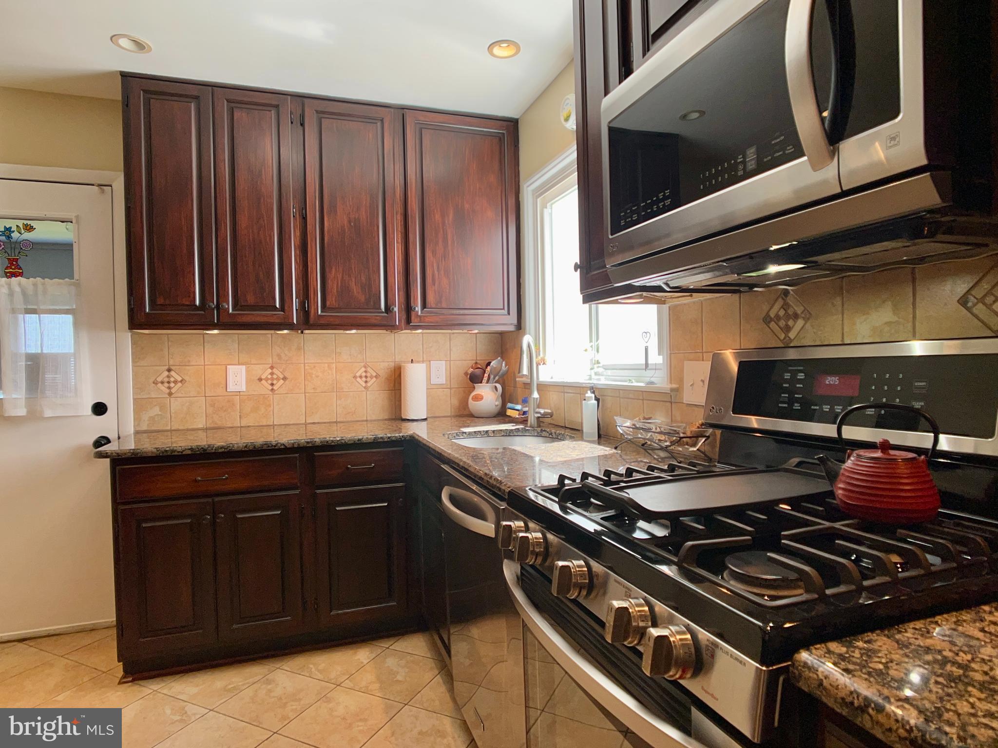 6902 Gillings Road Springfield, VA 22152 - Photo 5 of 41 Gallery Image 5