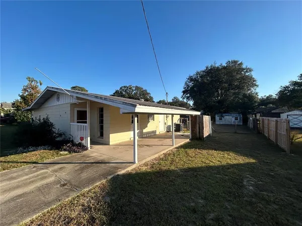 a view of a house with a yard