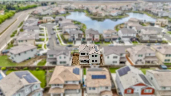 a view of entryway with outdoor area