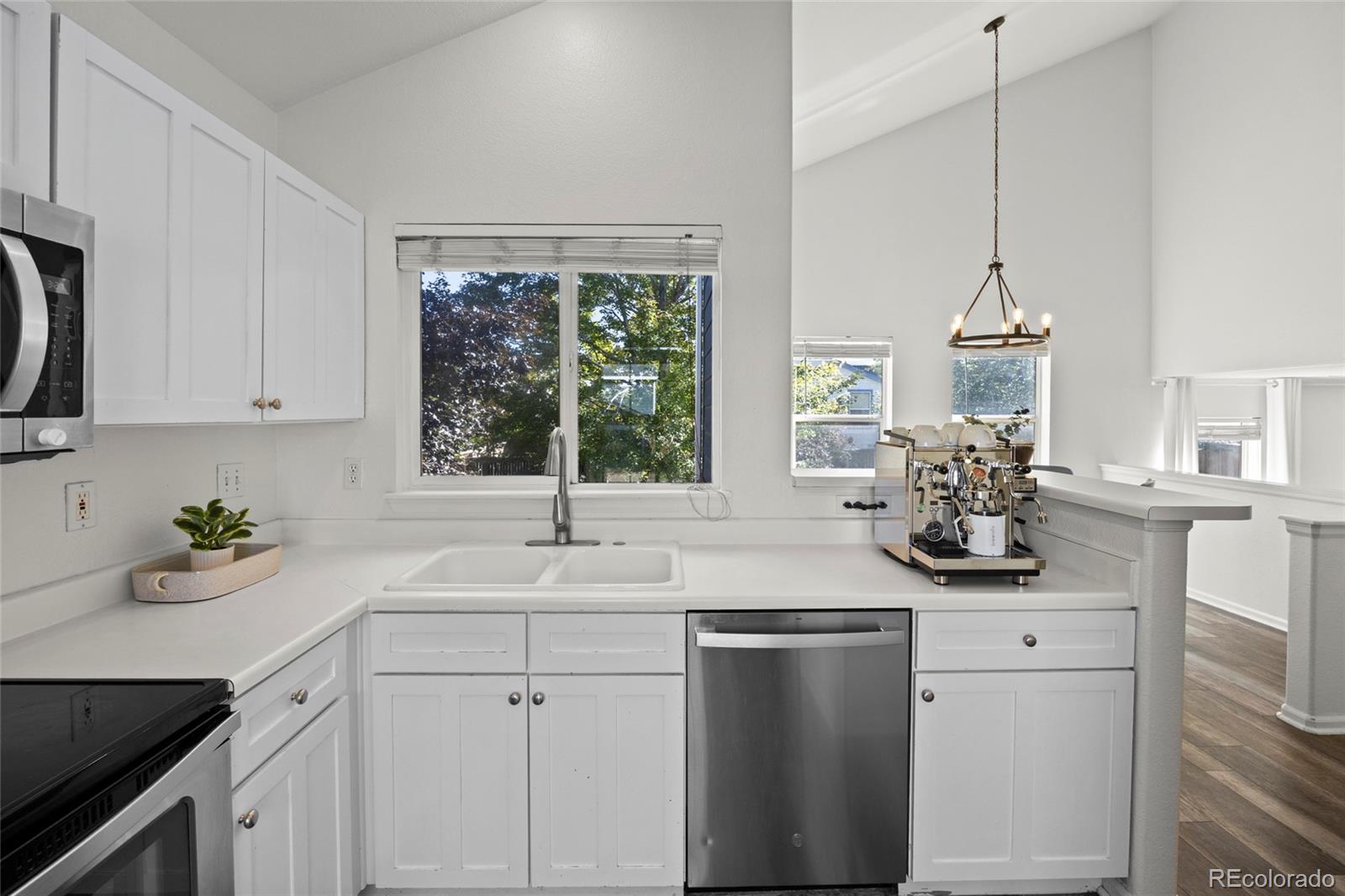 9928 Saybrook Street Highlands Ranch, CO 80126 - Photo 9 of 40 Gallery Image 9
