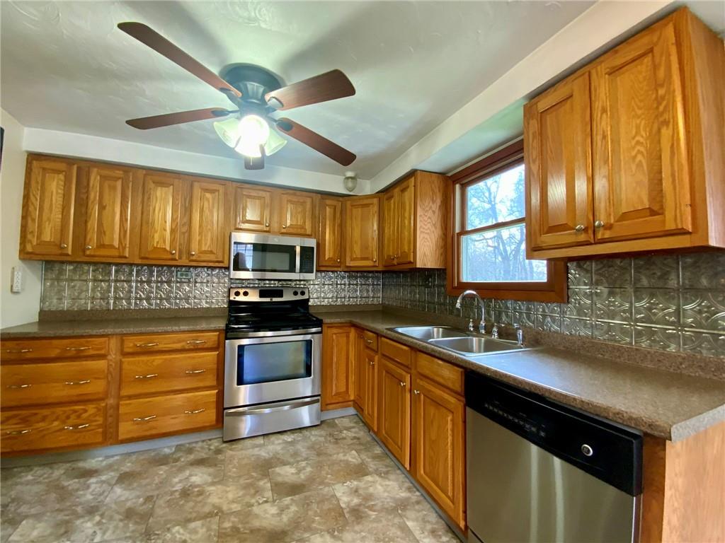 292 Tomlinson Run Georgetown, PA 15043 - Photo 15 of 32