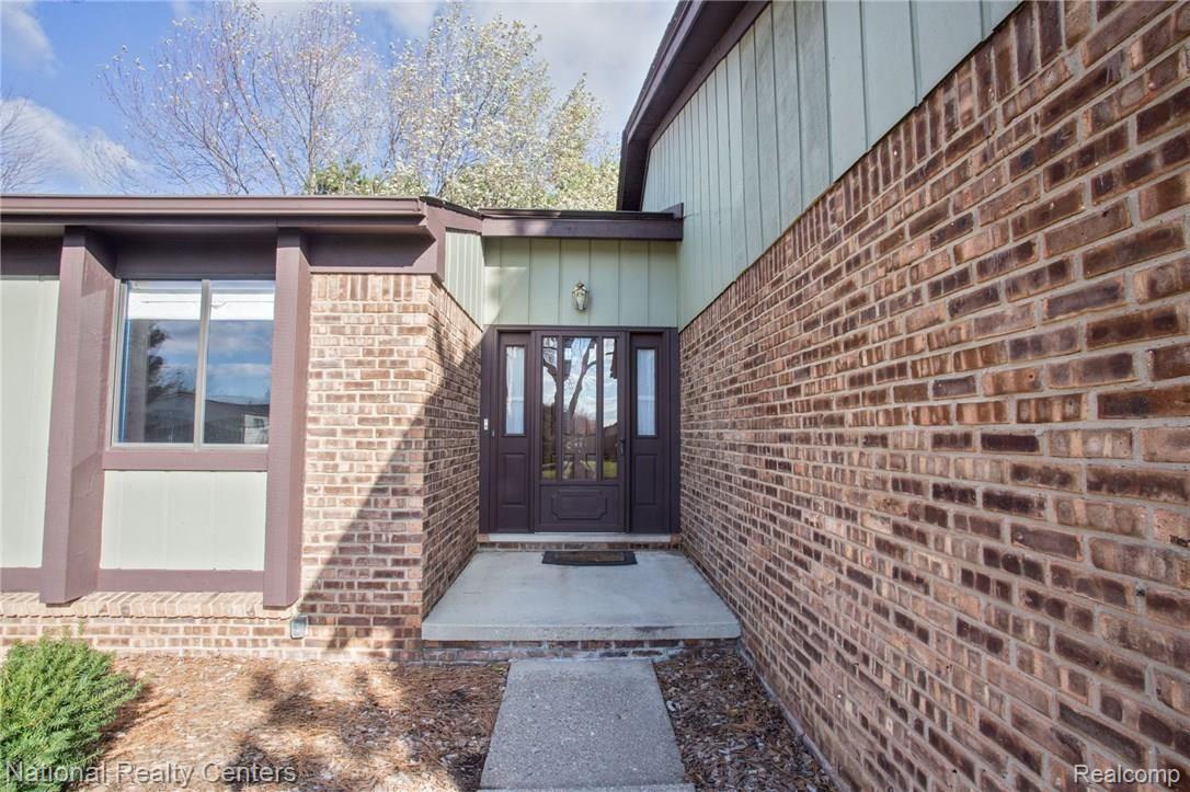 384 Prospect Drive Rochester, MI 48307 - Photo 2 of 32 Front door