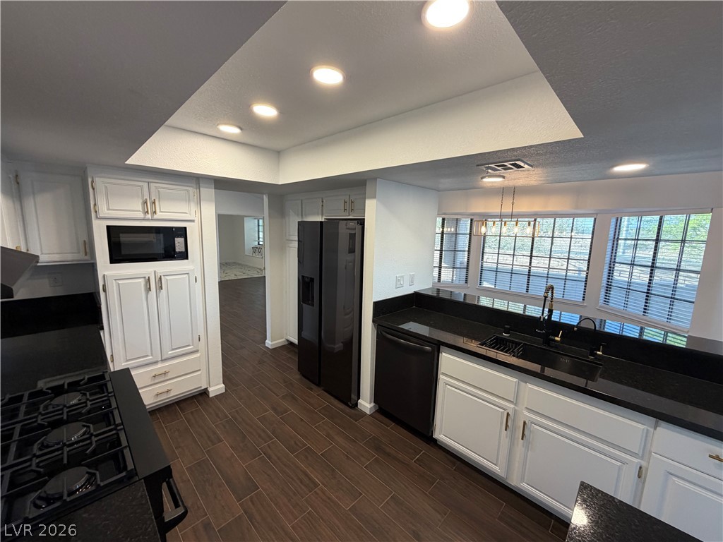 245 North Cimarron Road Las Vegas, NV 89145 - Photo 4 of 39