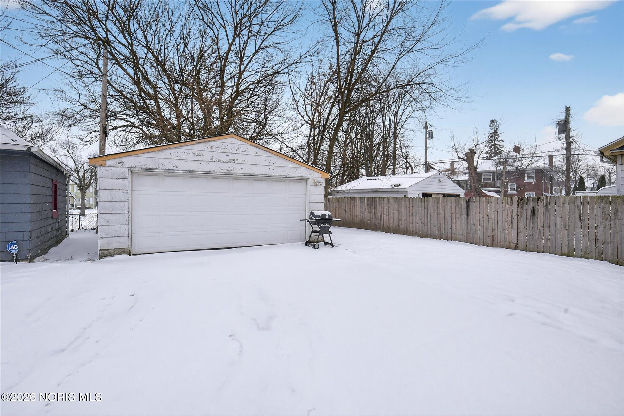 1424 Addington Road Toledo, OH 43607 - Photo 3 of 4 53-1424-Addington-Rd-Toledo-OH-43607-Win