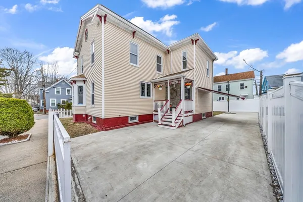 a view of a house with backyard