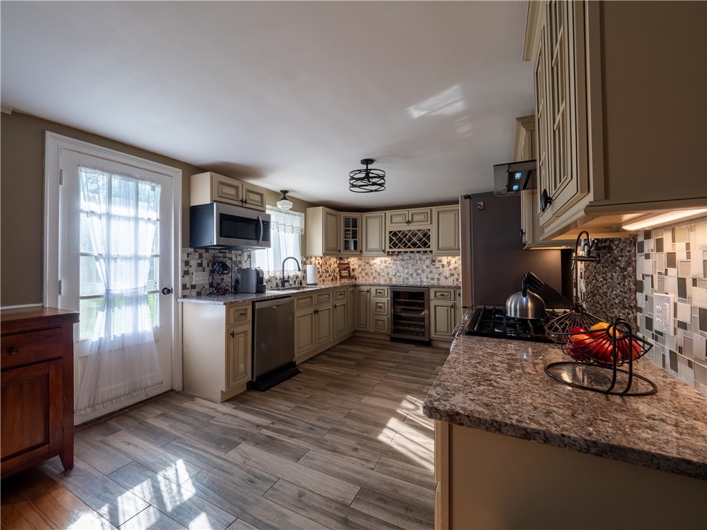 303 Crestwood Road Warwick, RI 02886 - Photo 6 of 43 Gallery Image 6