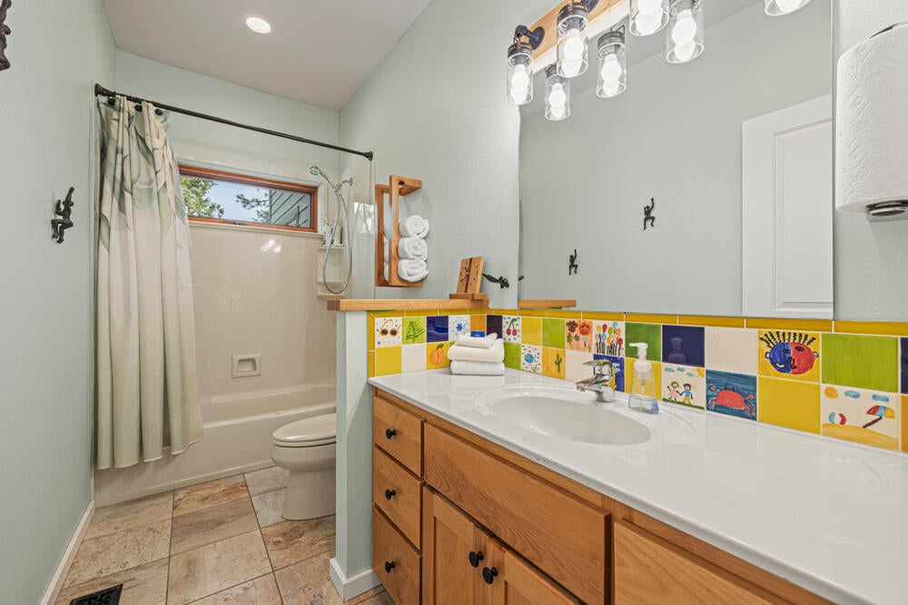 11427 Kestrel Road Klamath Falls, OR 97601 - Photo 42 of 60 11427KestrelRd.-Interiors-6