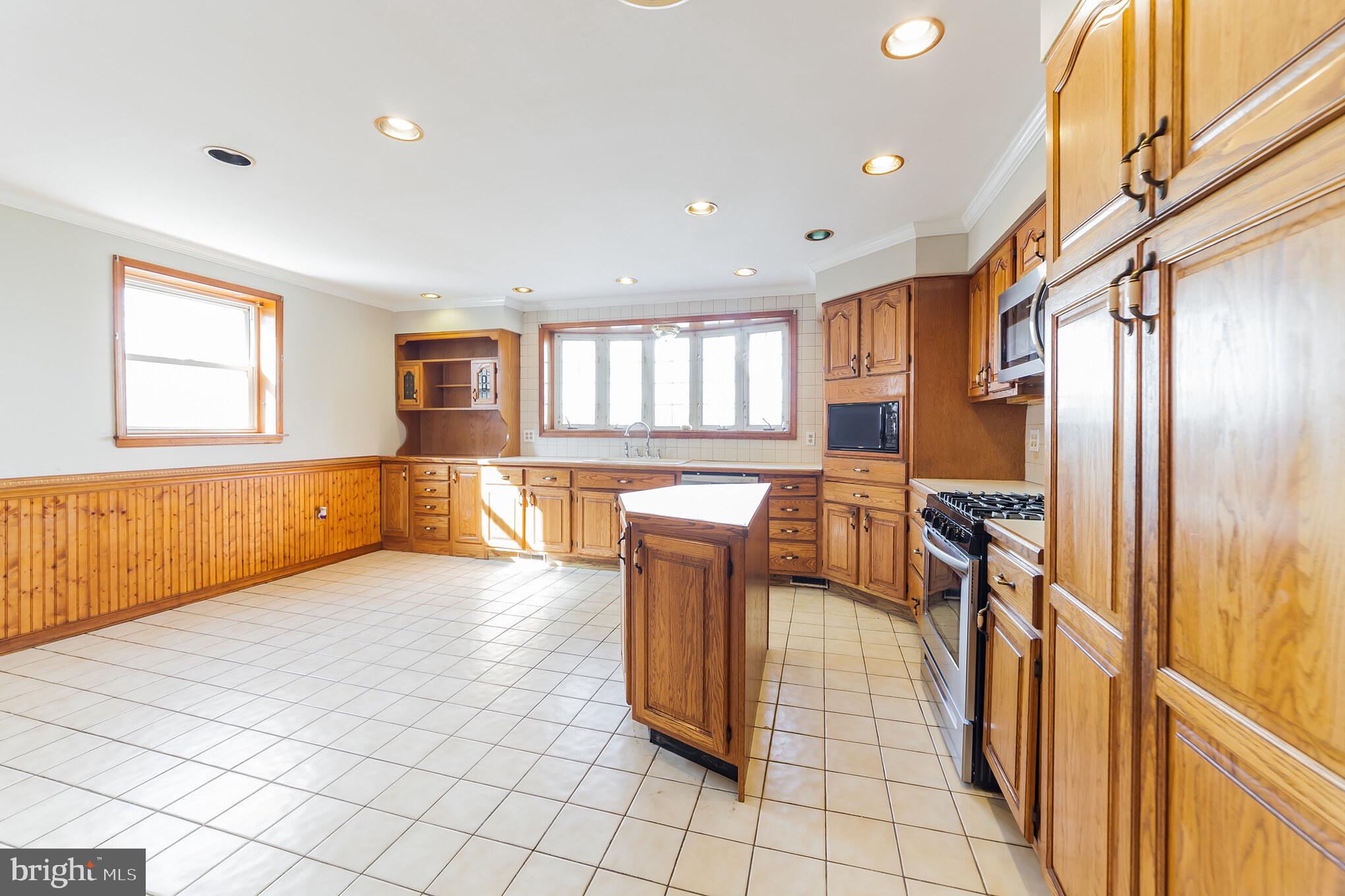 10916 Knights Road Philadelphia, PA 19154 - Photo 9 of 33 Gallery Image 9