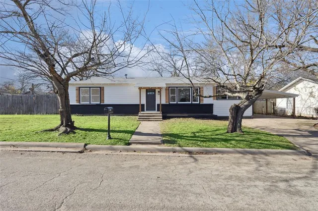 $235,200 | 1301 North Douglas Avenue, Cleburne, TX 76033
