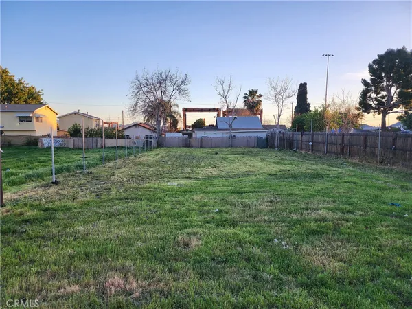 a view of a yard with a house in the background