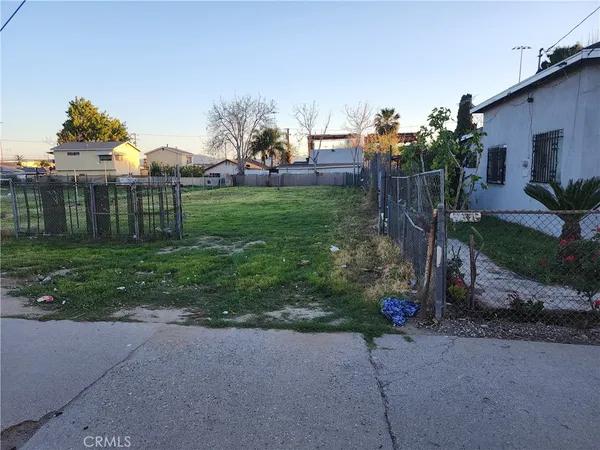 a view of a yard and front view of a house