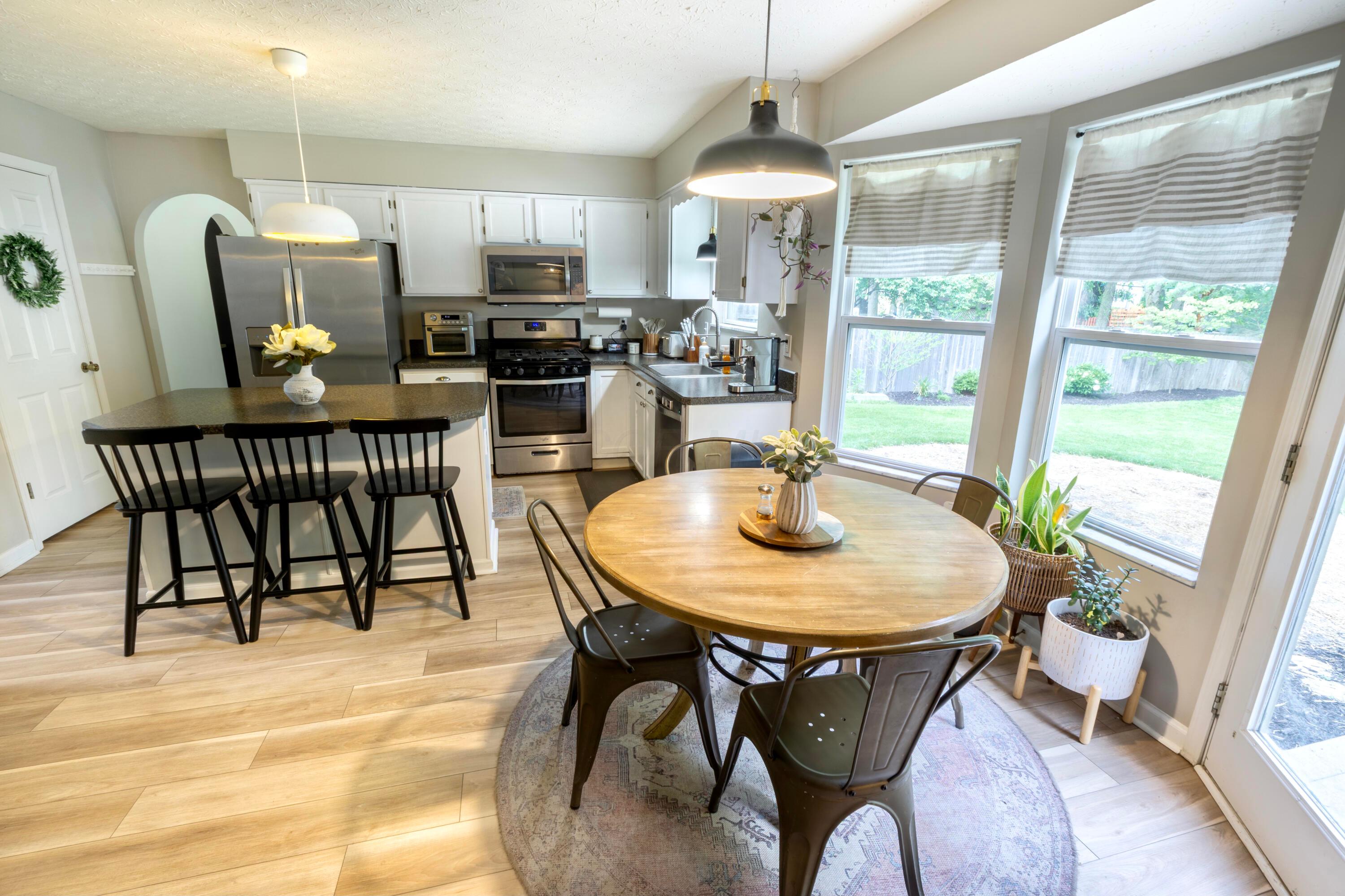 160 Kettering Bend Delaware, OH 43015 - Photo 12 of 49 Bay window in the eating area allows for plenty of sunshine!