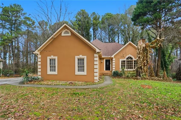 a view of a house with a yard
