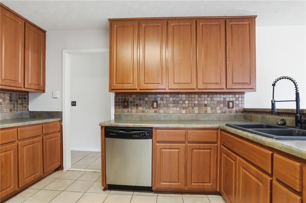 889 Lakeview Road Grayson, GA 30017 - Photo 7 of 35