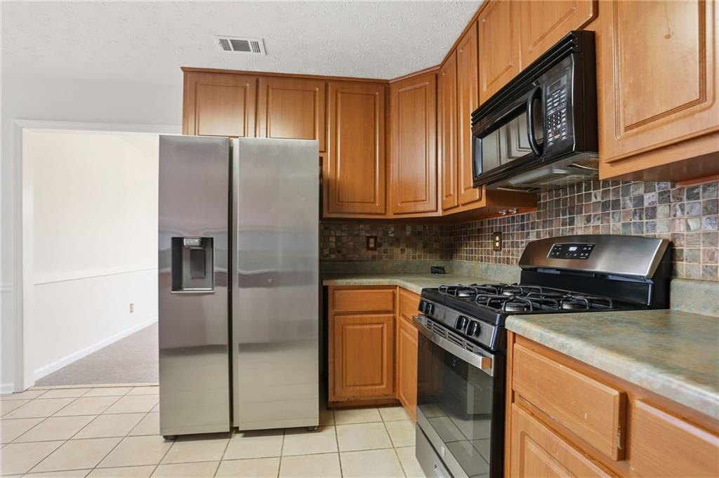 889 Lakeview Road Grayson, GA 30017 - Photo 8 of 35