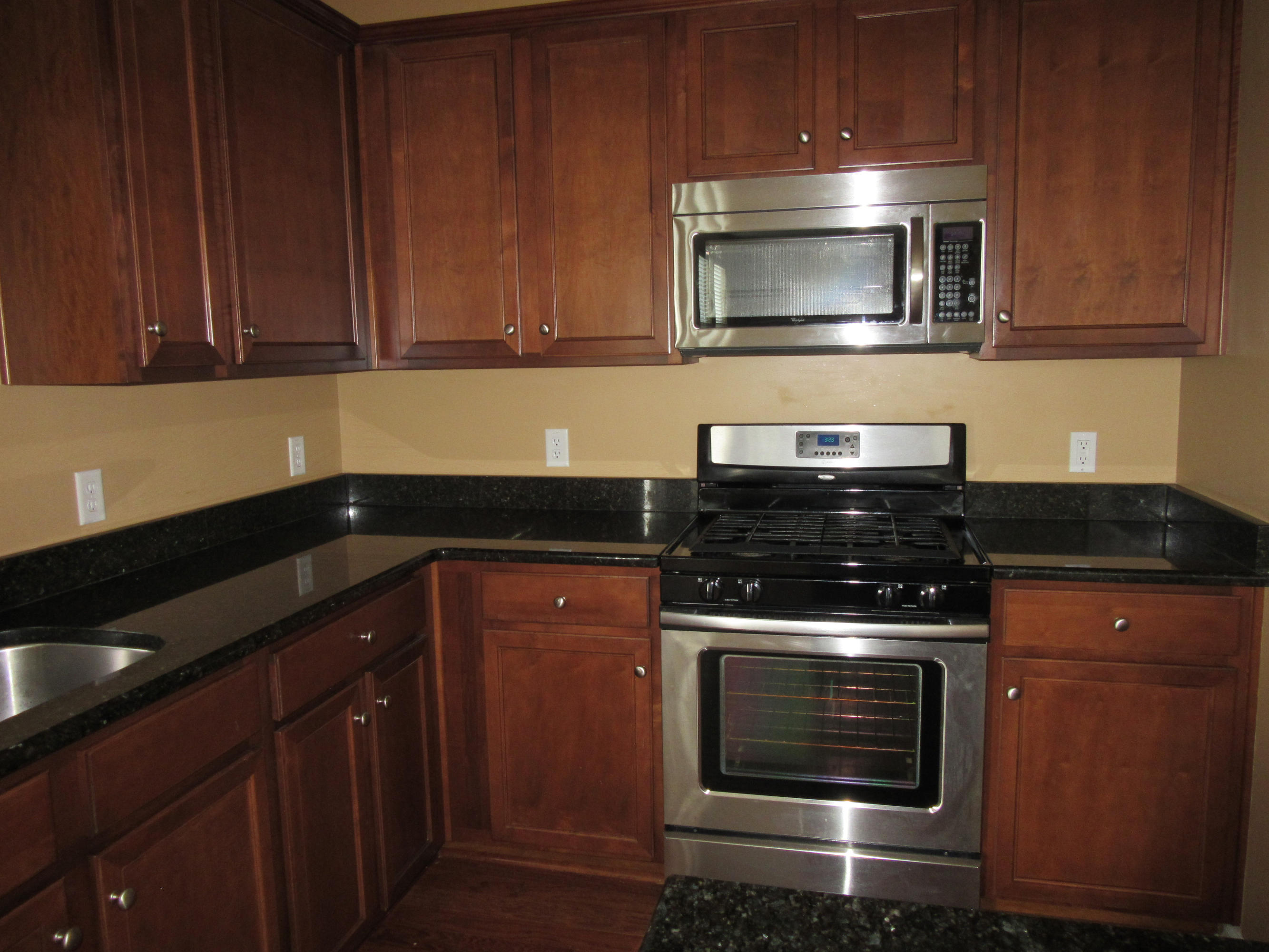 360 Deep River Road Summerville, SC 29486 - Photo 9 of 45 Kitchen w/microwave and stove