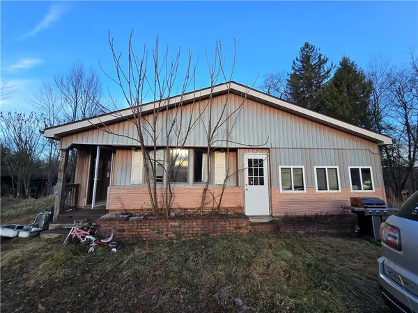a view of a house with backyard and garden