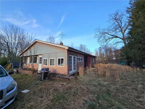 a view of a house with a yard