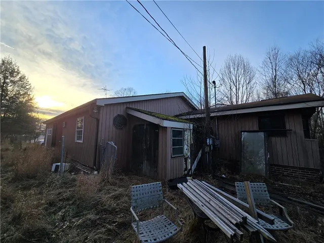 a view of back yard of the house