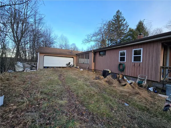 a house view with backyard space