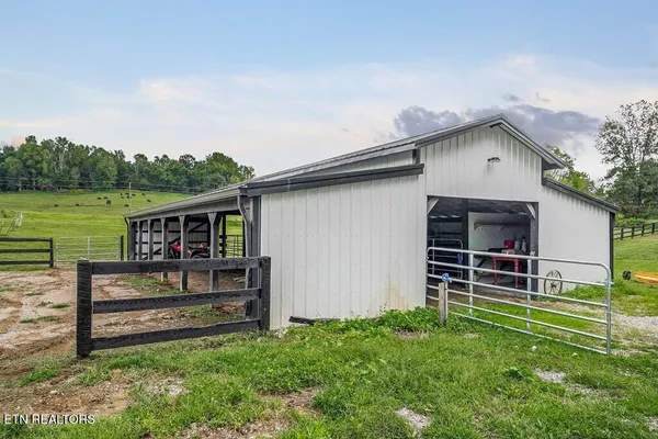 $689,900 | 1423 Moodyville Loop, Byrdstown, TN 38549