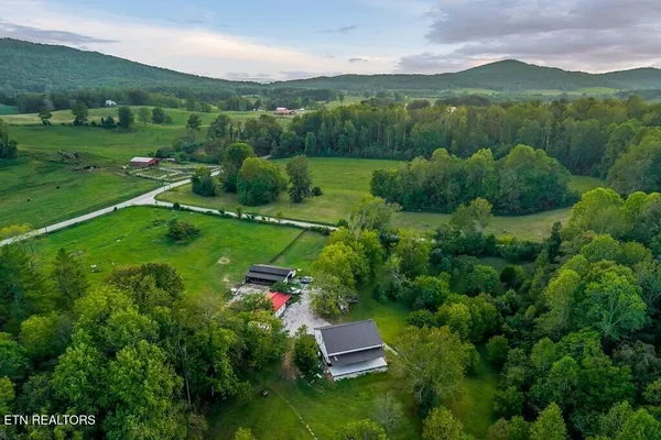 $689,900 | 1423 Moodyville Loop, Byrdstown, TN 38549