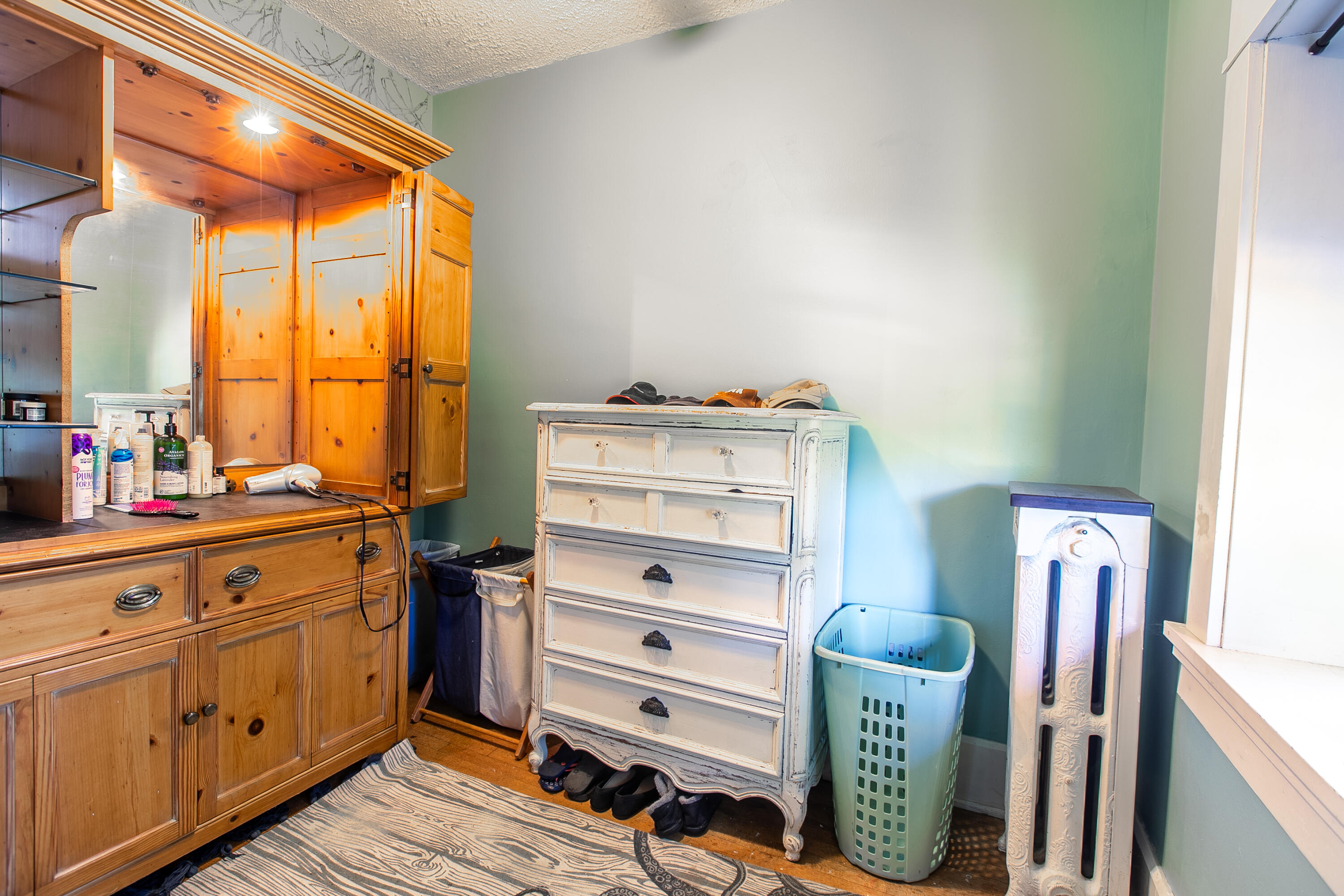 2915 Washington Avenue Racine, WI 53405 - Photo 17 of 29 Heated over-size walk-in closet or nursery off MSR BR!