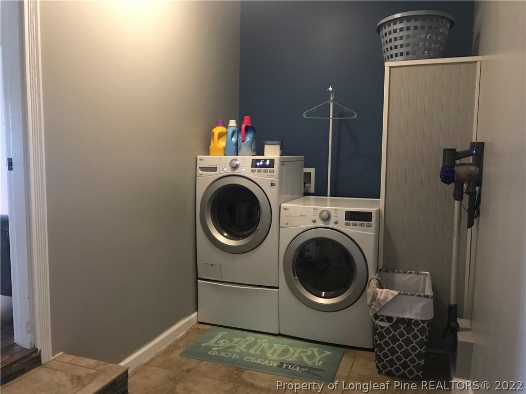 172 Tarheel Road Lumberton, NC 28358 - Photo 8 of 34 a utility room with dryer and washer