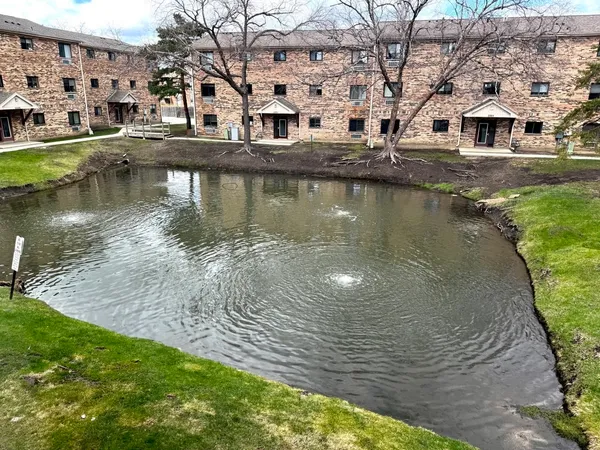 $2,200 | 2215 West Nichols Road, Unit C, Arlington Heights, IL 60004