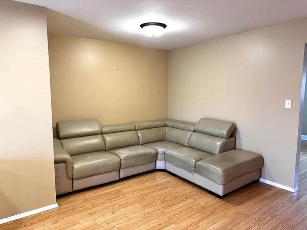 $2,200 | 2215 West Nichols Road, Unit C, Arlington Heights, IL 60004