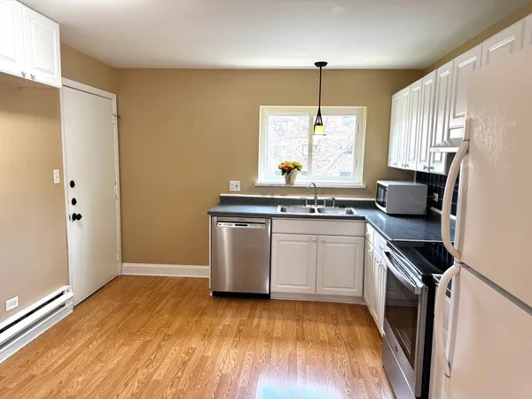 $2,200 | 2215 West Nichols Road, Unit C, Arlington Heights, IL 60004
